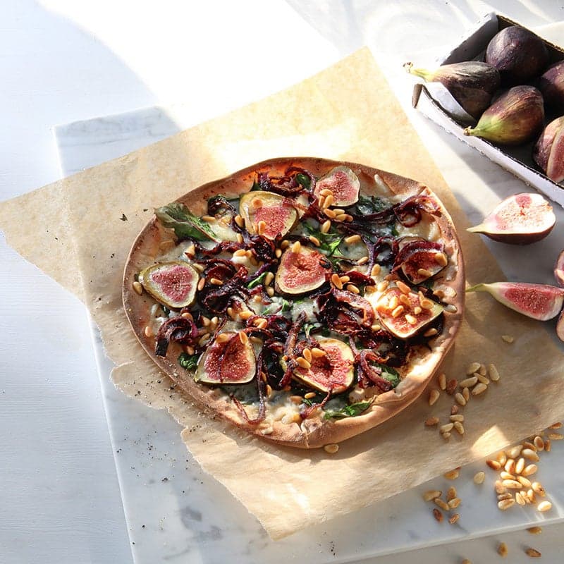 Libapizza med karamelliserad rödlök och fikon
