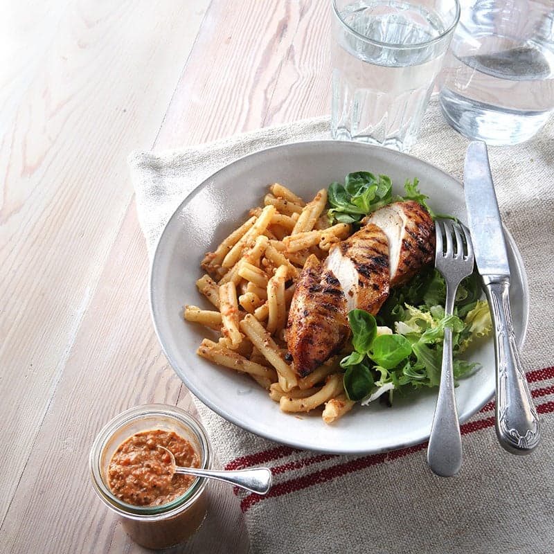 Grillad kyckling med pasta och paprikapesto