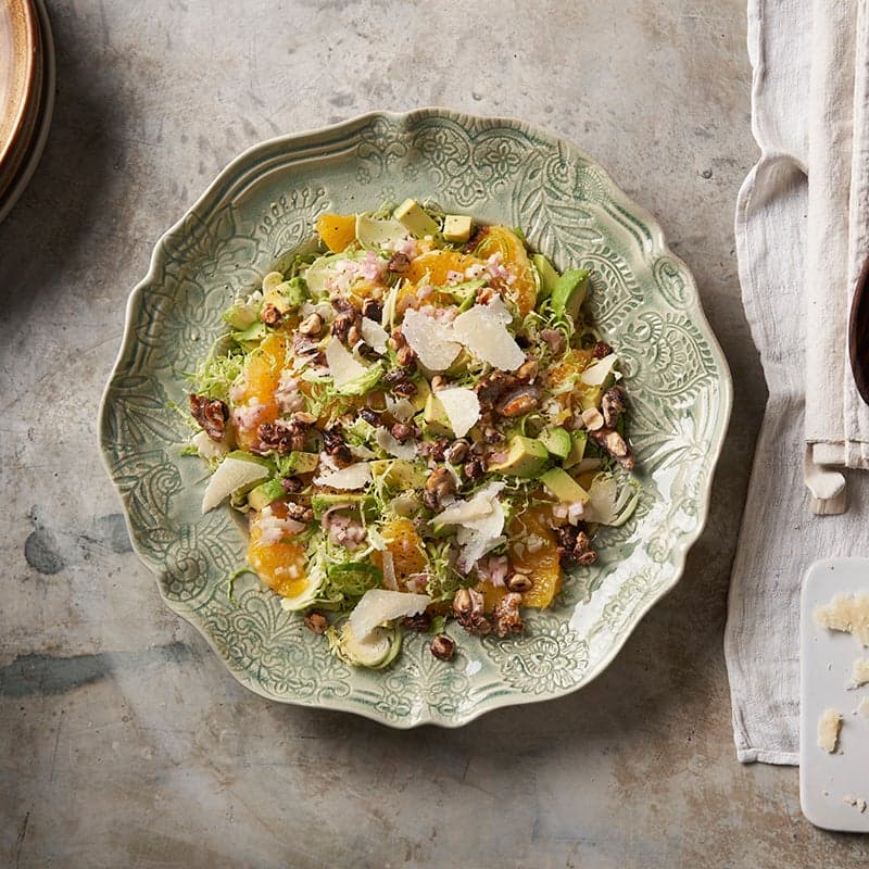 ViktVäktarna - Strimlad brysselkålssallad med avokado och kanderade nötter
