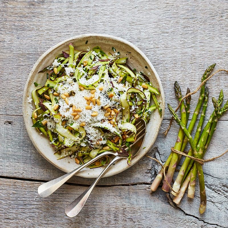 ViktVäktarna - Sparrissallad med pinjenötter och pecorino